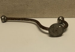 KLÄDKROK, metall, väggmodell, 1900-talets början.