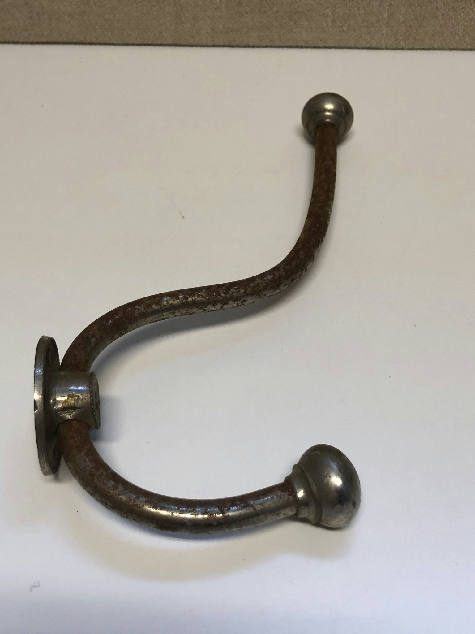 KLÄDKROK, metall, väggmodell, 1900-talets början.