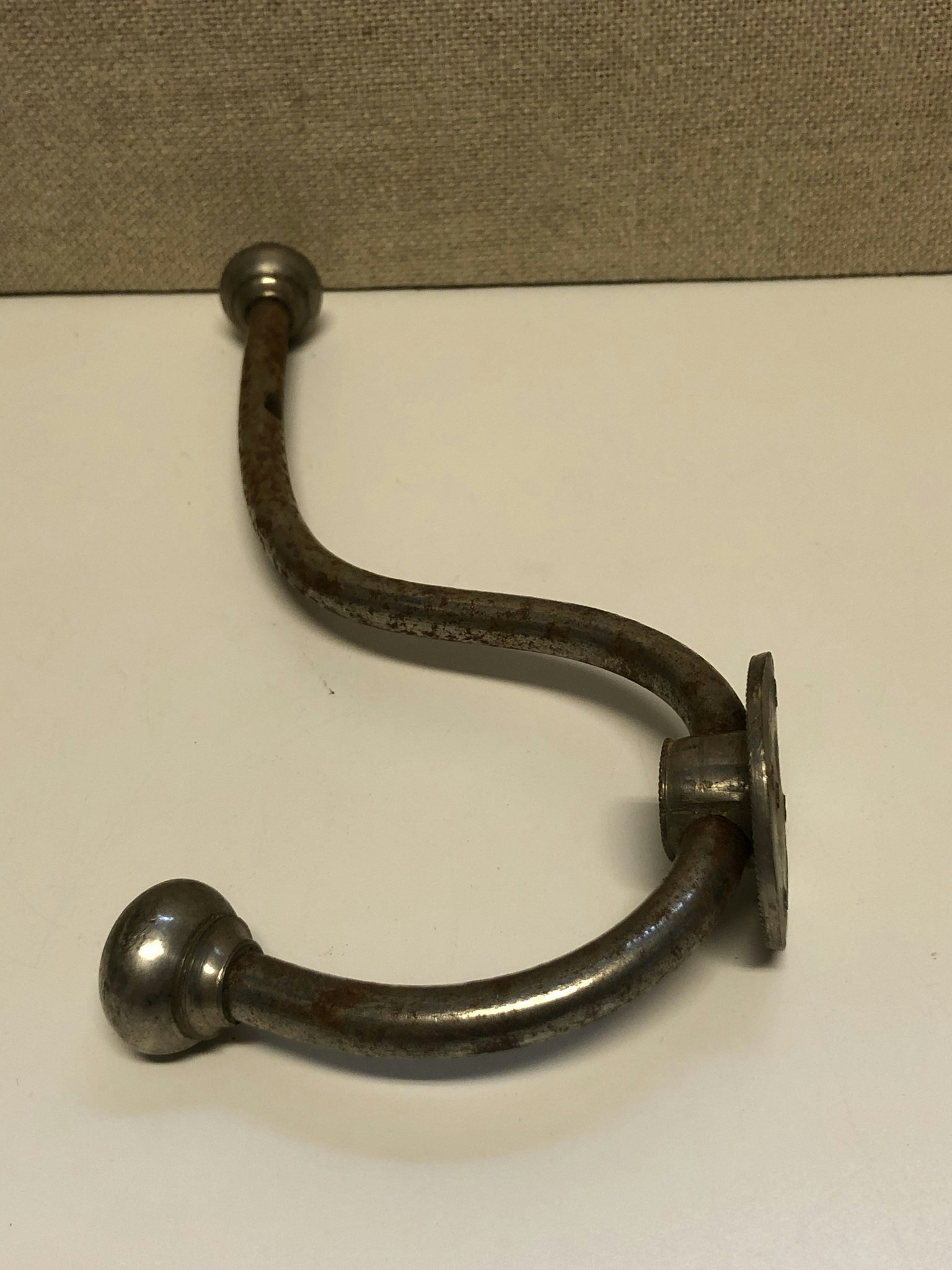 KLÄDKROK, metall, väggmodell, 1900-talets början.
