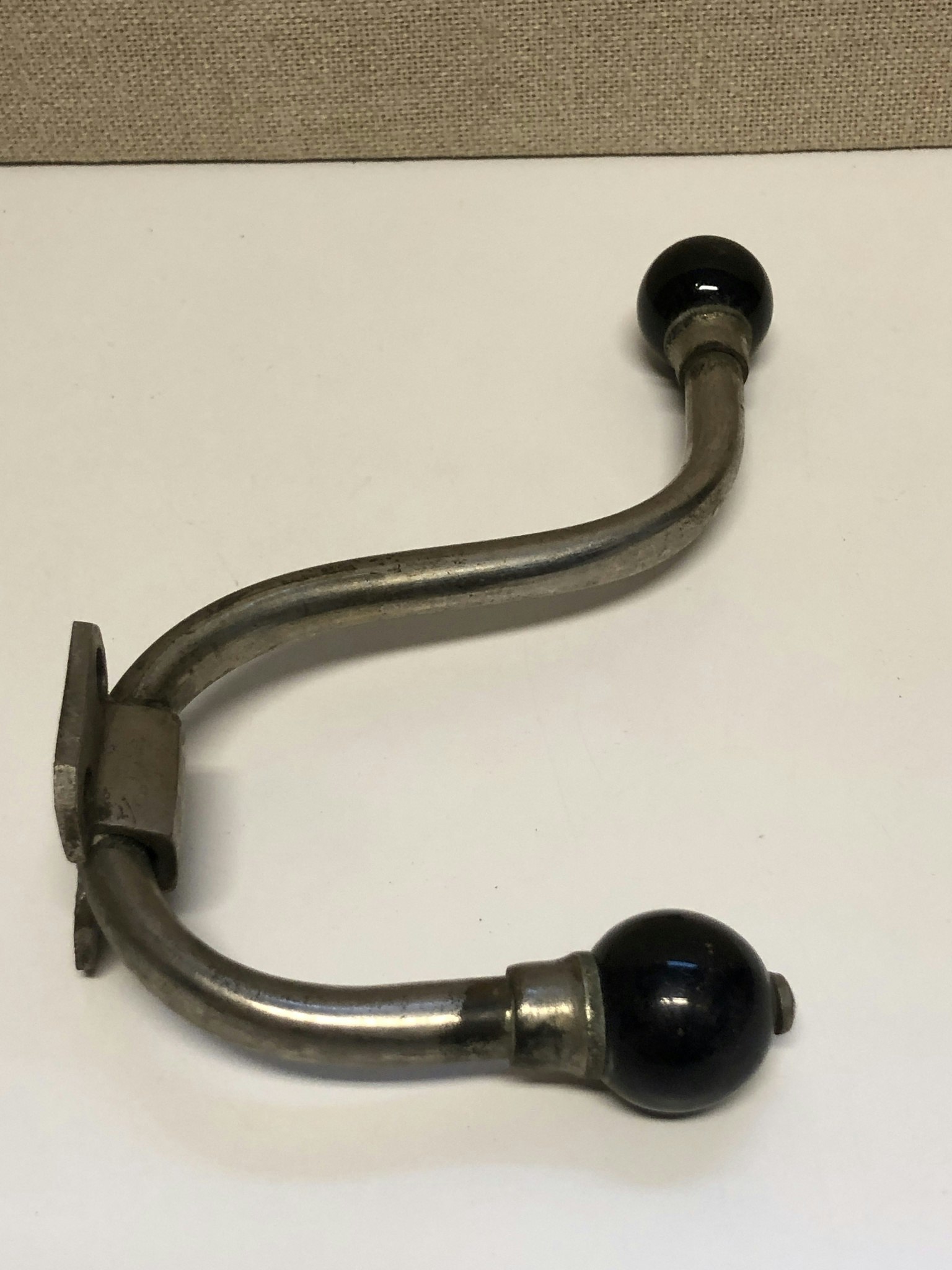 KLÄDKROK, metall, väggmodell, 1900-talets början.