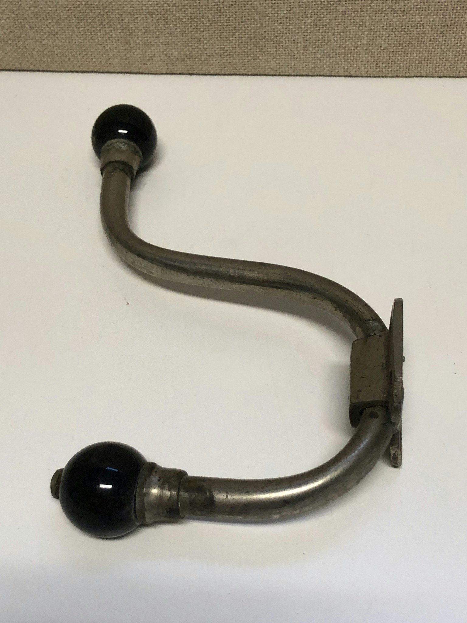 KLÄDKROK, metall, väggmodell, 1900-talets början.