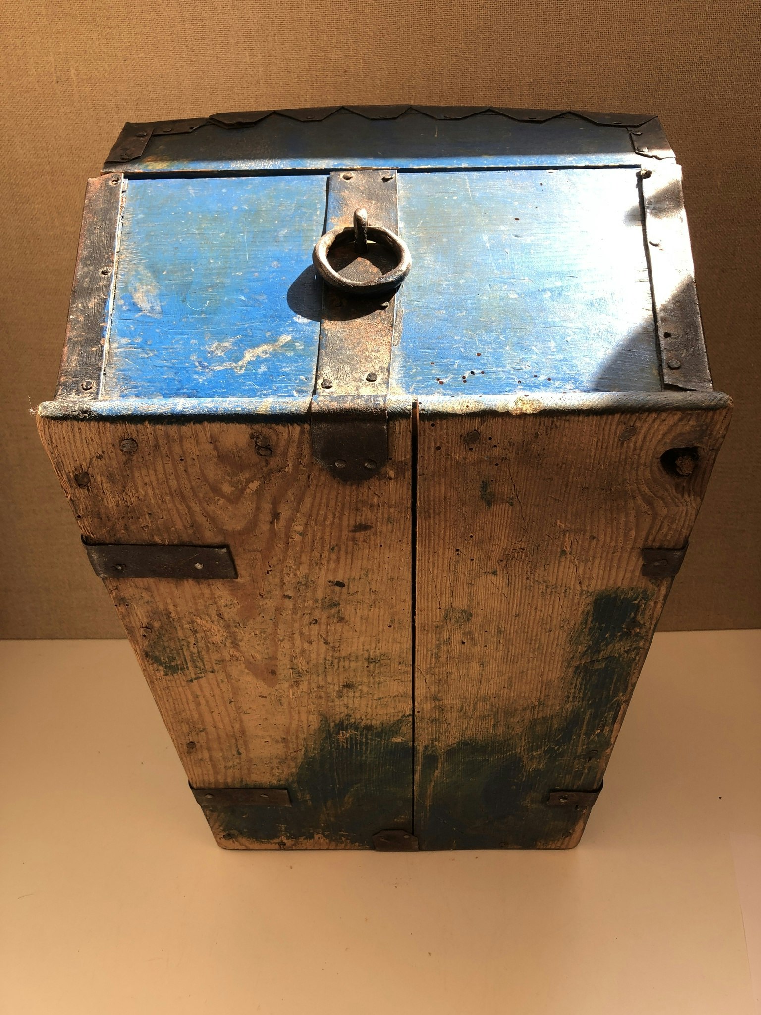SKRIN, bemålad furu, 1800-tal.