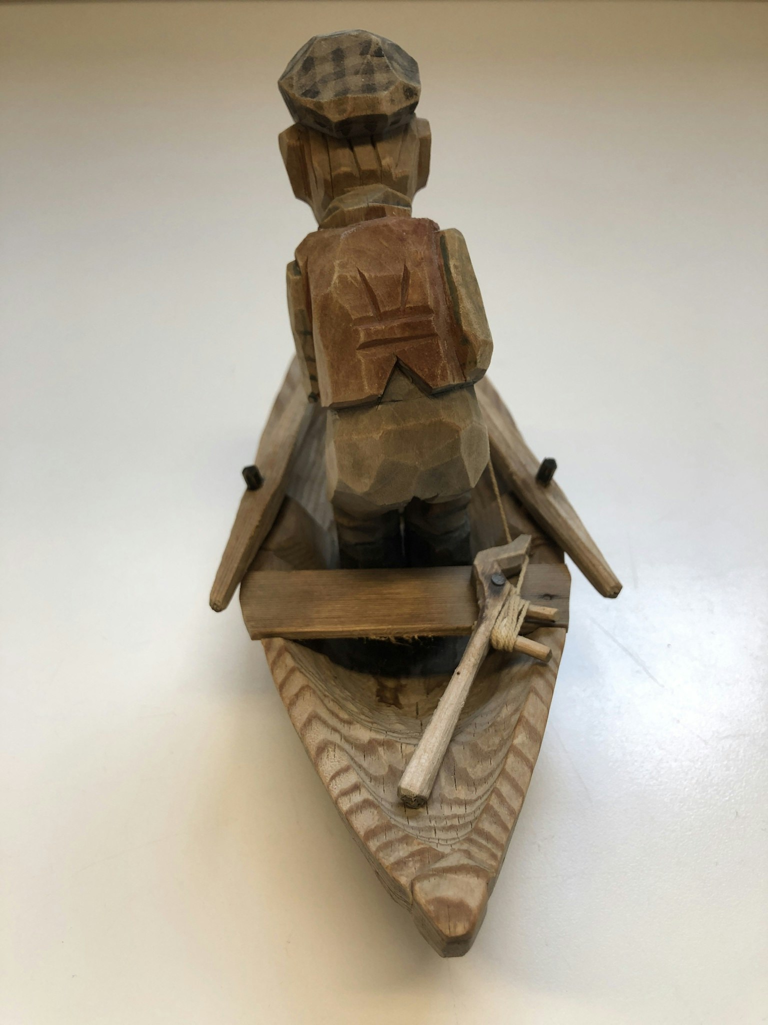 SKULPTUR, trä, "Fiskare", signerad GH samt daterad 1958.