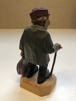 SKULPTUR, trä, "På resande fot", monogramsignerad GN.