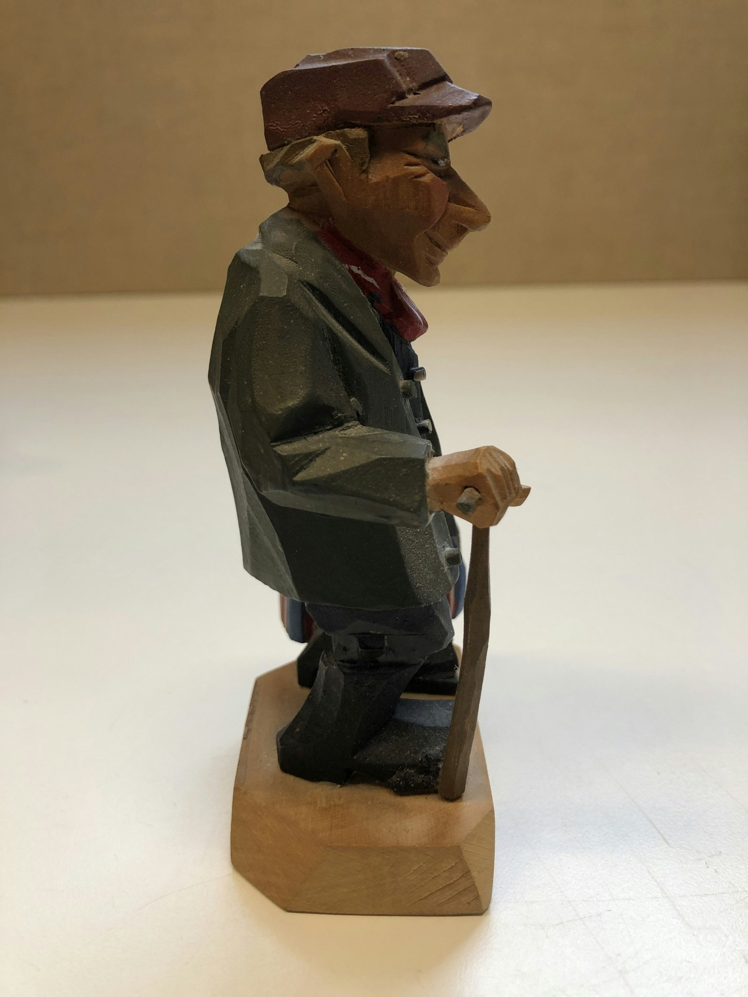 SKULPTUR, trä, "På resande fot", monogramsignerad GN.