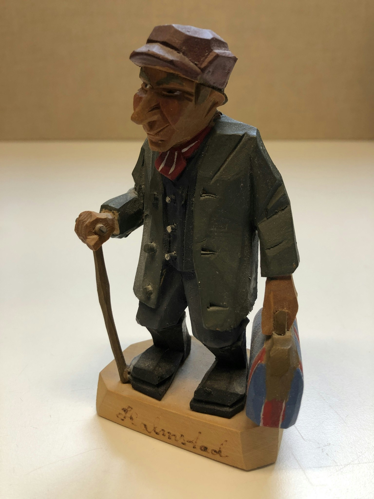 SKULPTUR, trä, "På resande fot", monogramsignerad GN.