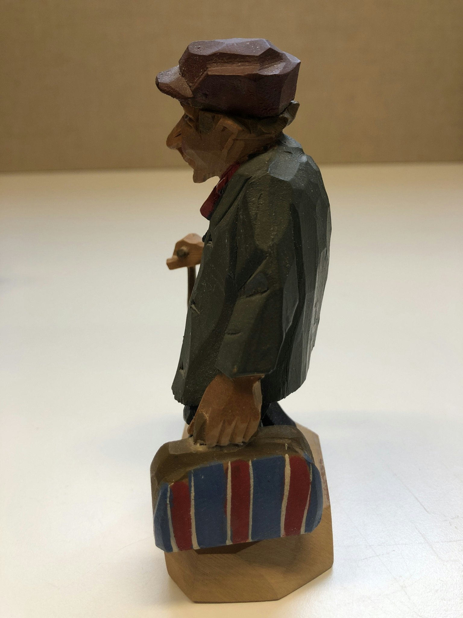SKULPTUR, trä, "På resande fot", monogramsignerad GN.