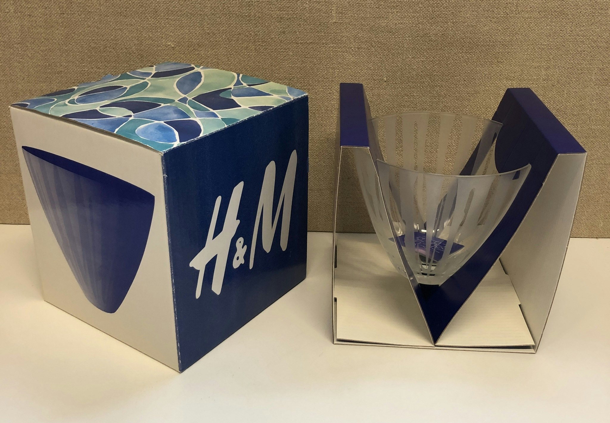MARGARETA HENNIX. Skål, glas, H&M 50 years, Rejmyre, originalkartong, signerad.