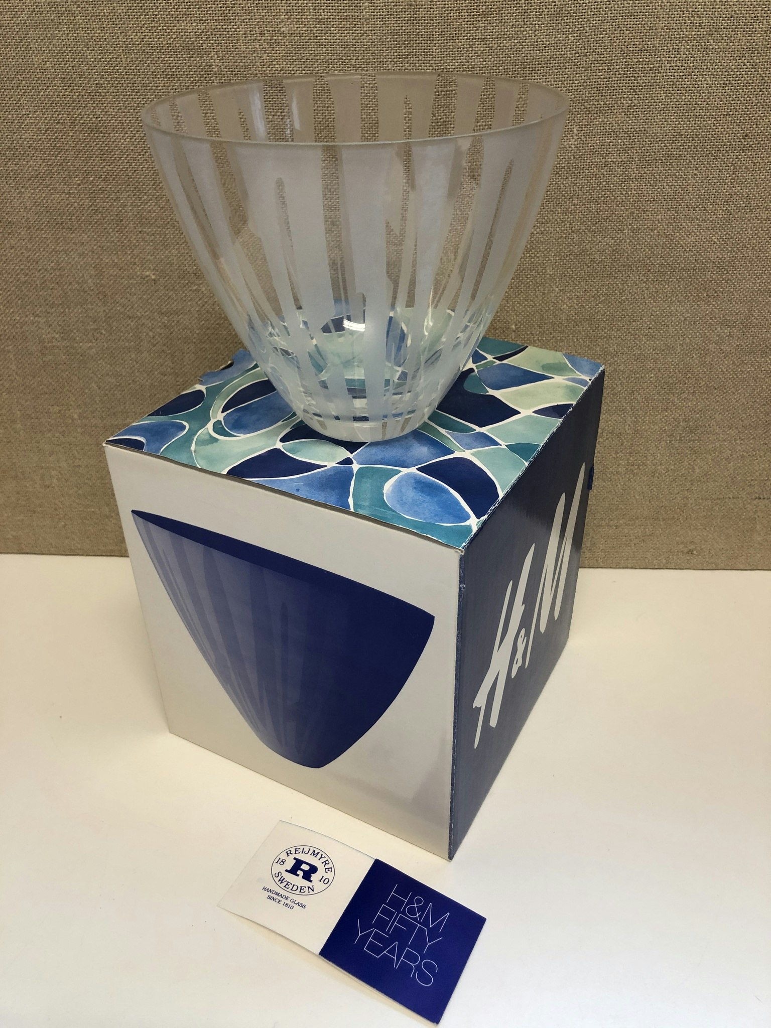 MARGARETA HENNIX. Skål, glas, H&M 50 years, Rejmyre, originalkartong, signerad.