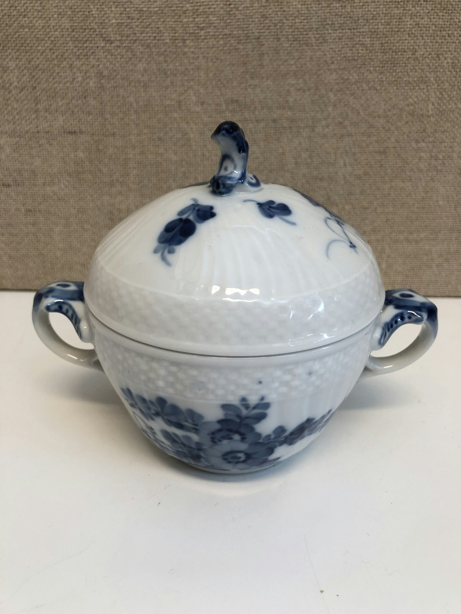 SOCKERSKÅKL, porslin, " Blå Blomster", Royal Copenhagen, Danmark.