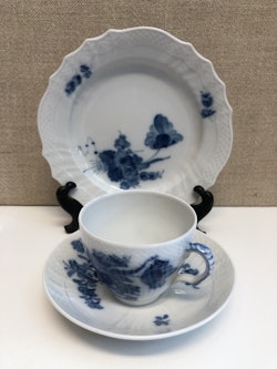 KAFFEKOPP MED FAT SAMT ASSIETT, porslin, " Blå Blomster", Royal Copenhagen, Danmark.