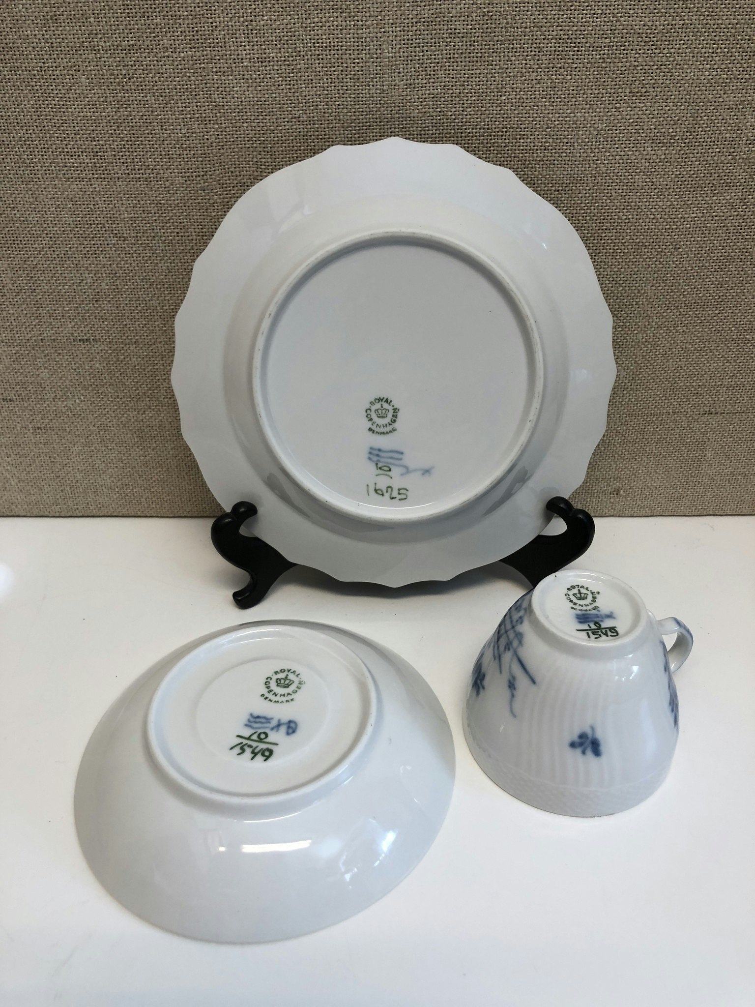KAFFEKOPP MED FAT SAMT ASSIETT, porslin, " Blå Blomster", Royal Copenhagen, Danmark.