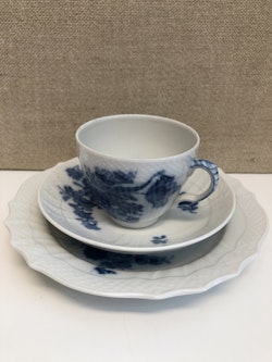 KAFFEKOPP MED FAT SAMT ASSIETT, porslin, " Blå Blomster", Royal Copenhagen, Danmark.