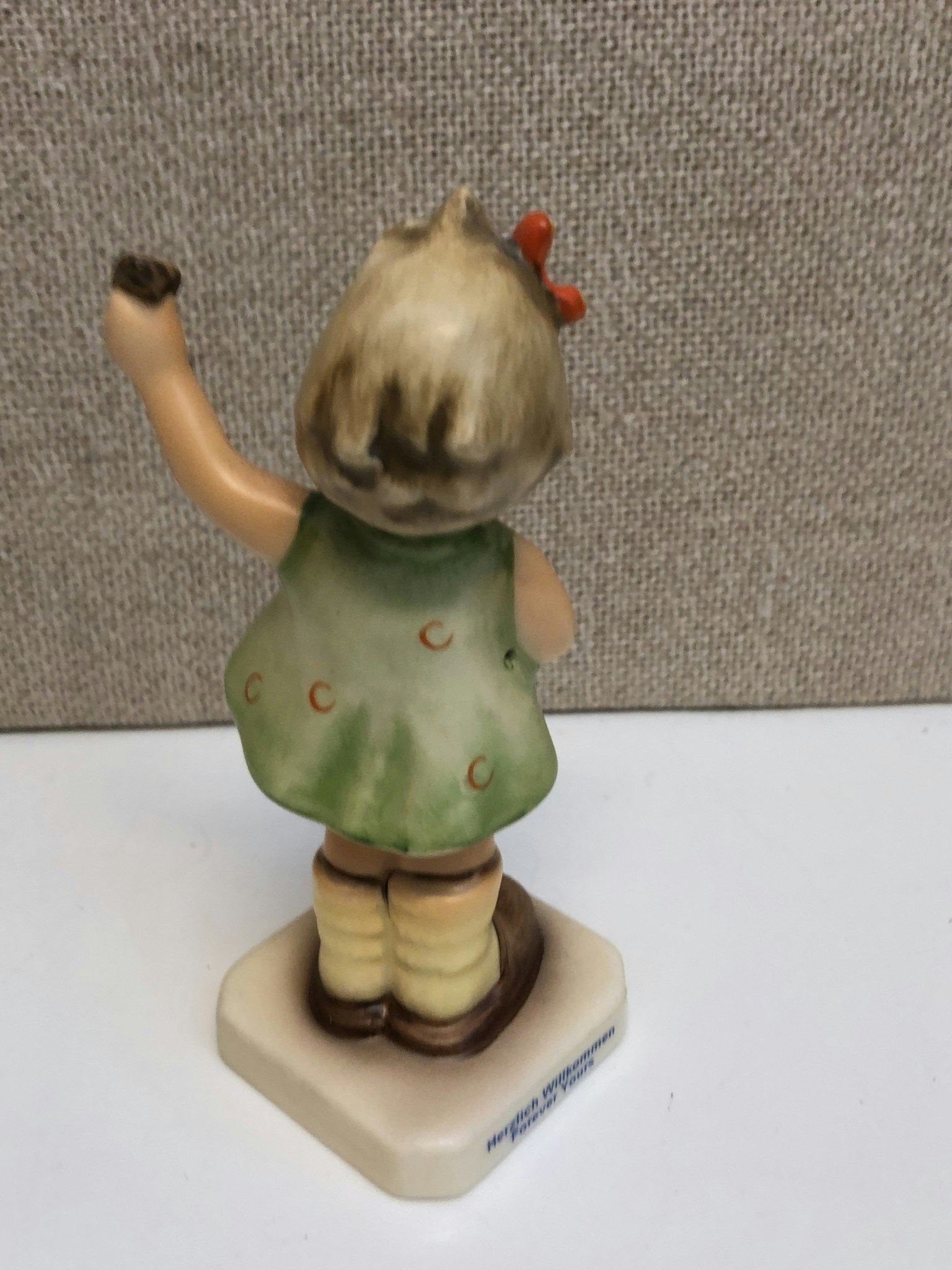 FIGURIN, porslin, Hummel Club, Goebel, 1900-talets sista kvartal.