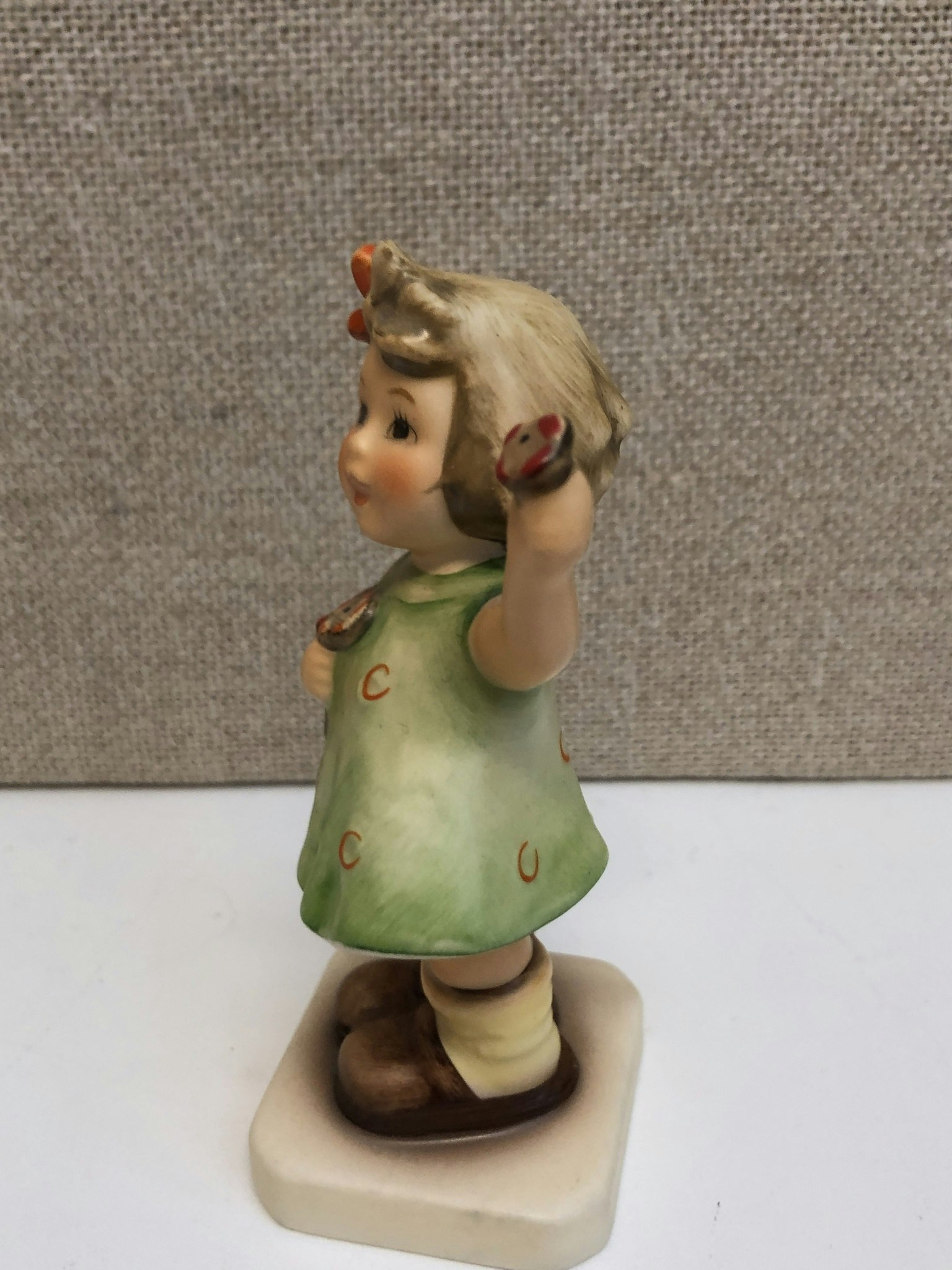 FIGURIN, porslin, Hummel Club, Goebel, 1900-talets sista kvartal.
