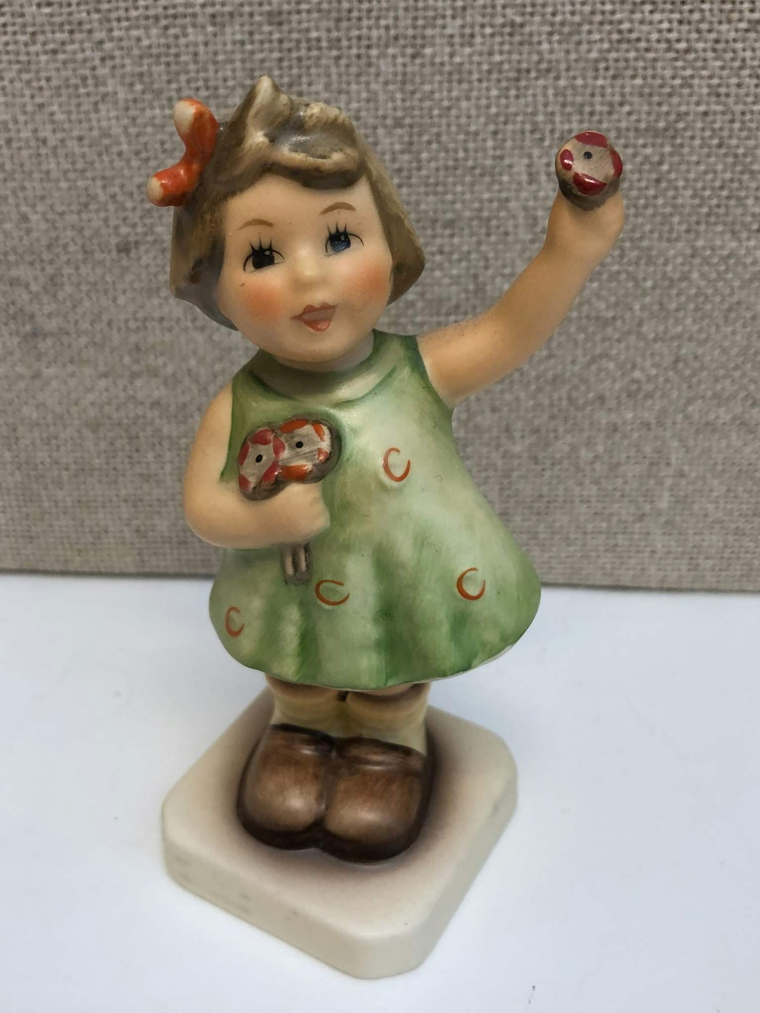 FIGURIN, porslin, Hummel Club, Goebel, 1900-talets sista kvartal.