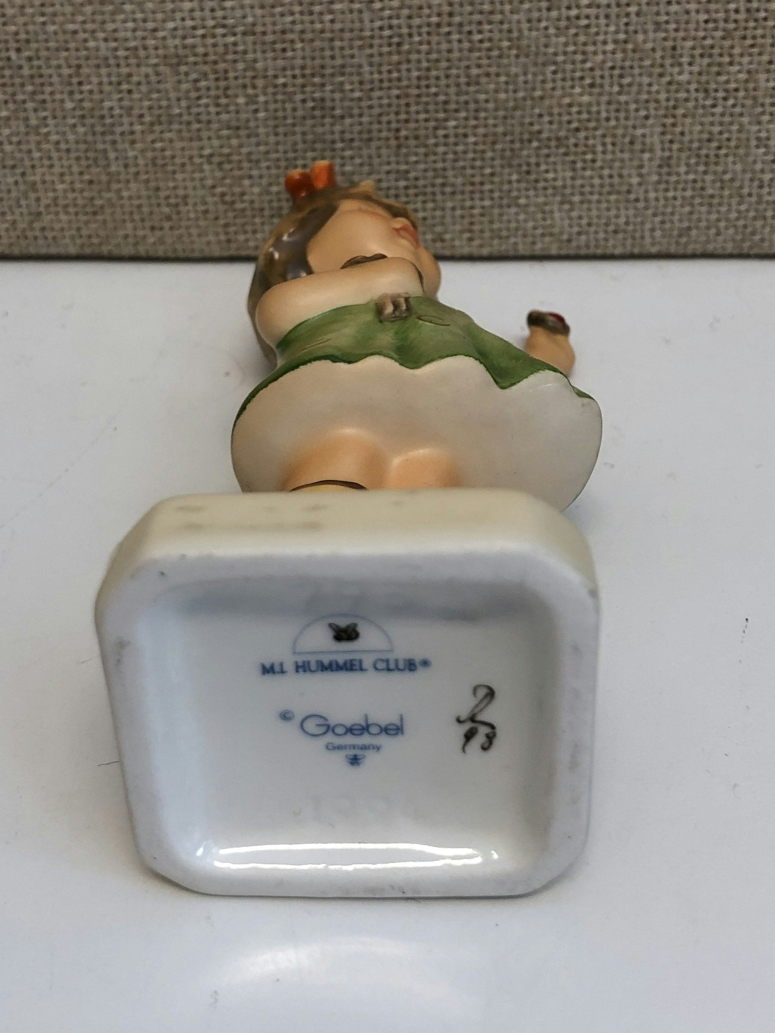 FIGURIN, porslin, Hummel Club, Goebel, 1900-talets sista kvartal.