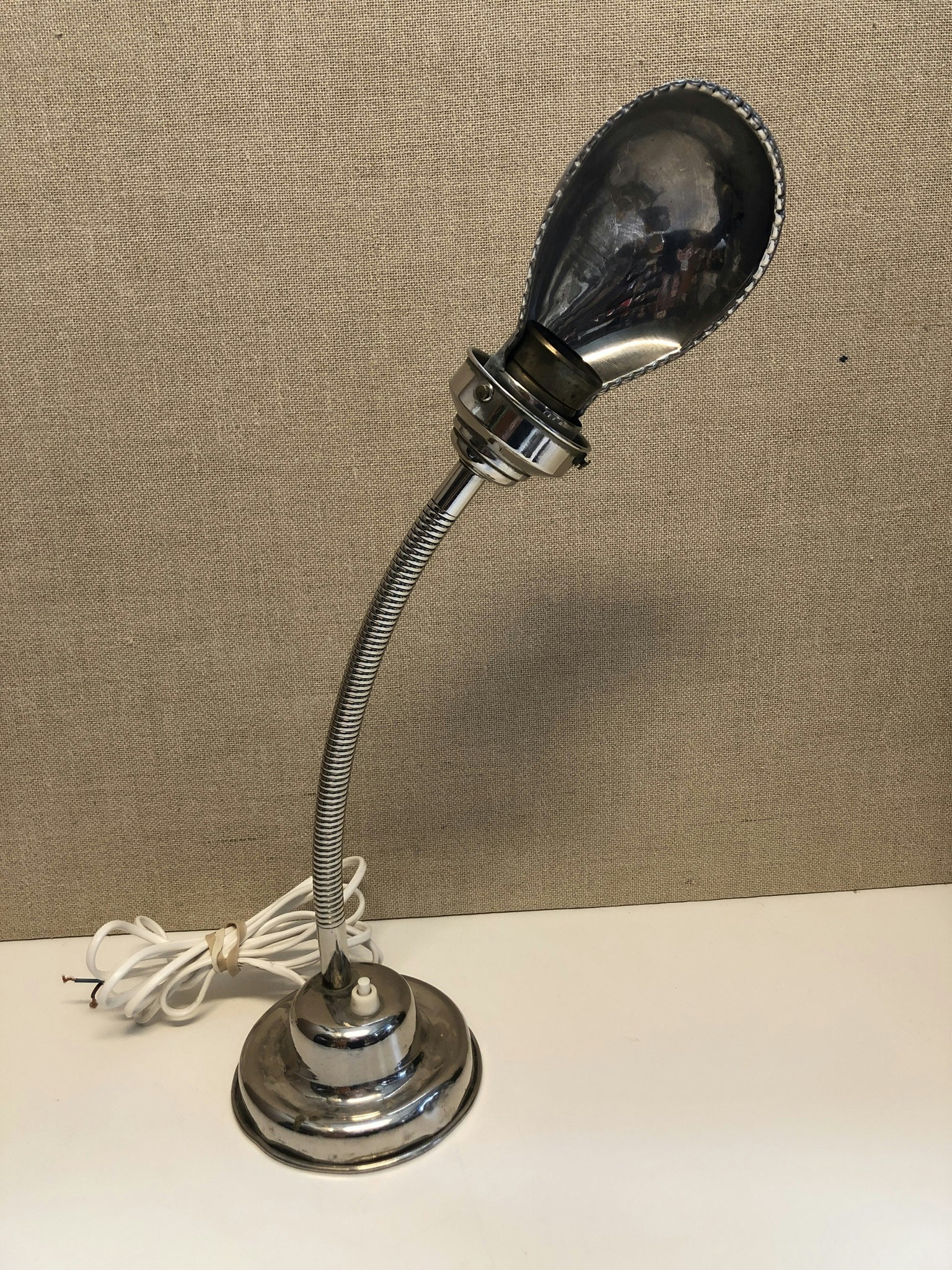 BORDSLAMPA, metall, 1900-talets första hälft.