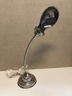 BORDSLAMPA, metall, 1900-talets första hälft.