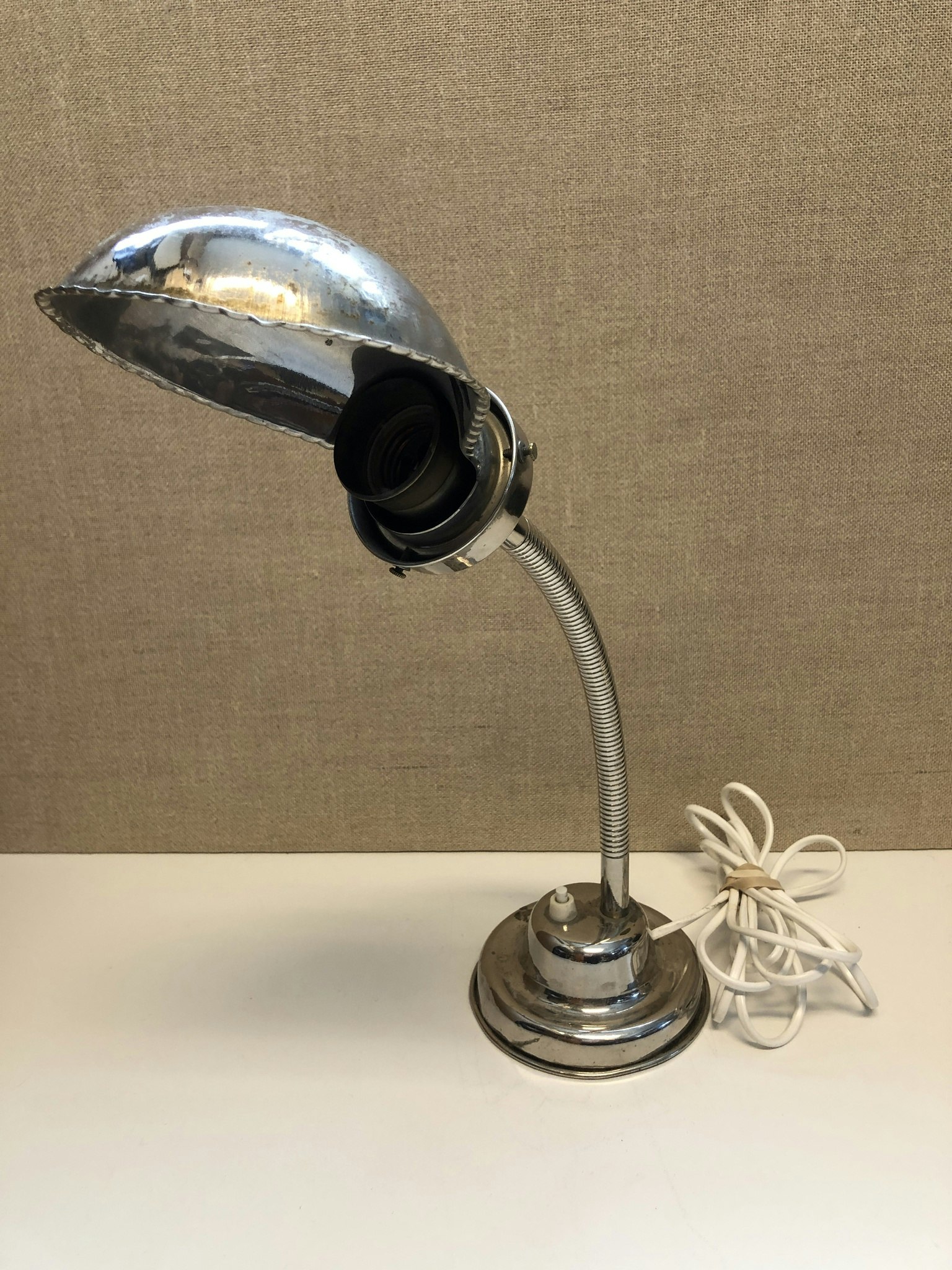 BORDSLAMPA, metall, 1900-talets första hälft.