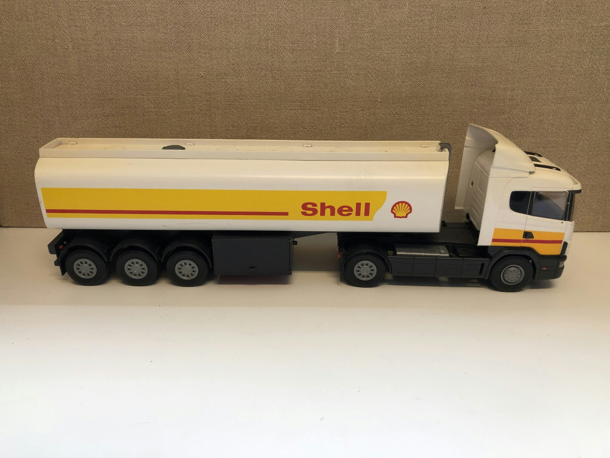 LEKSAKSLASTBIL, plast, "Tankbil Shell", Scania 144G 420, Emek, 19/2000-tal.