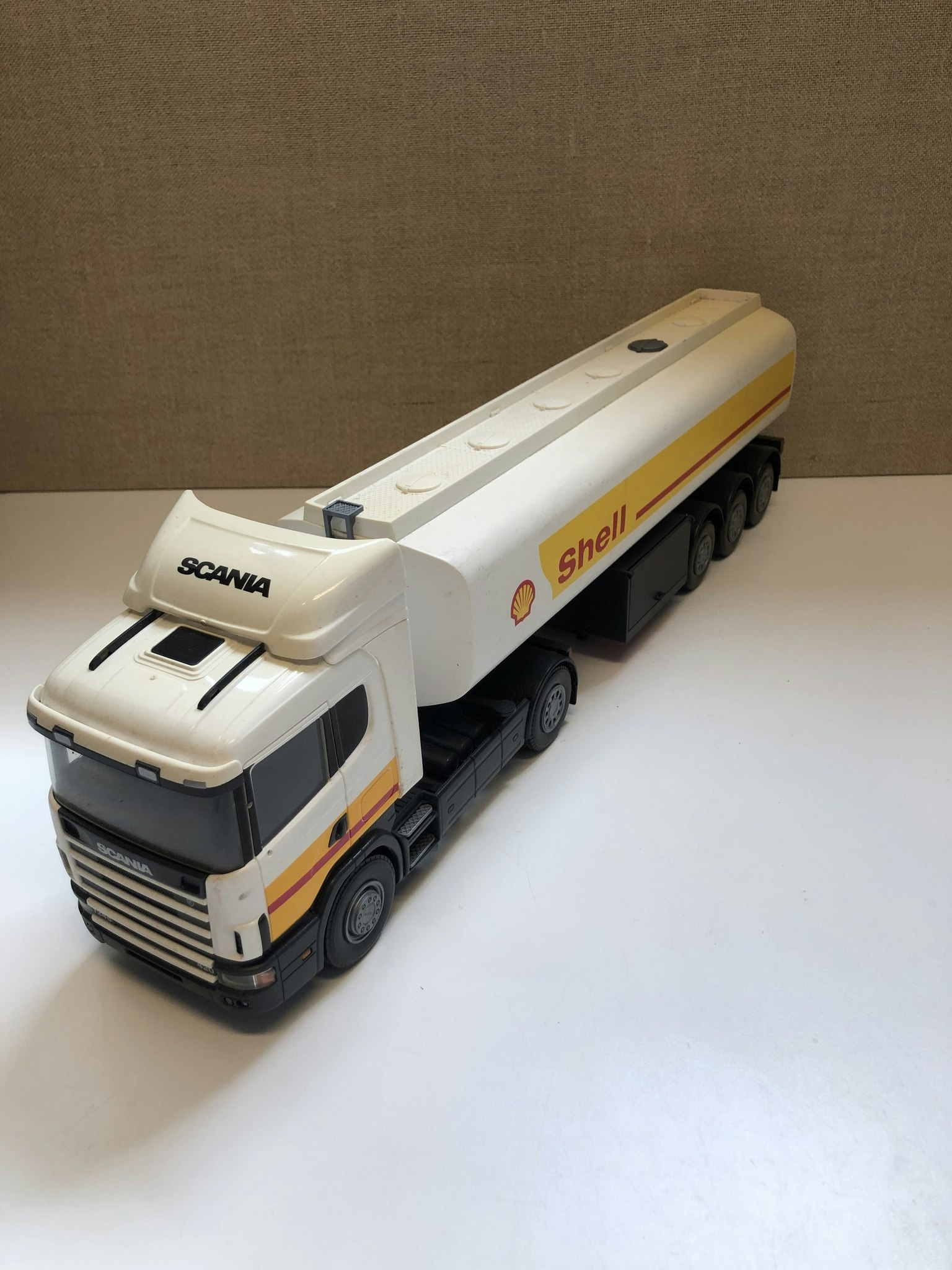 LEKSAKSLASTBIL, plast, "Tankbil Shell", Scania 144G 420, Emek, 19/2000-tal.