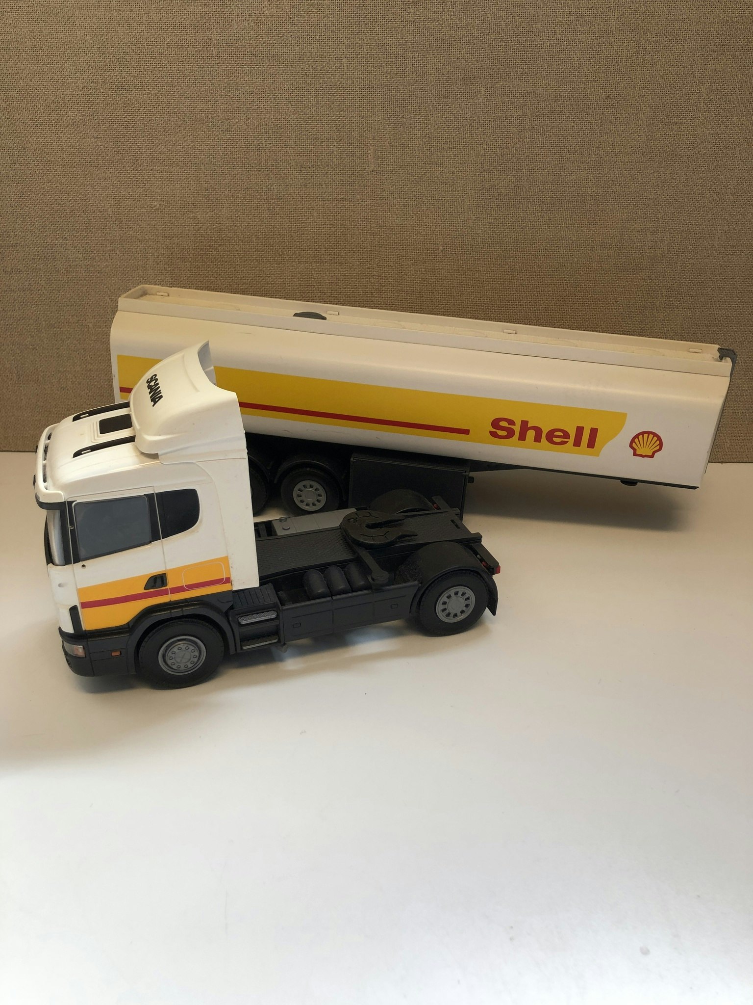 LEKSAKSLASTBIL, plast, "Tankbil Shell", Scania 144G 420, Emek, 19/2000-tal.