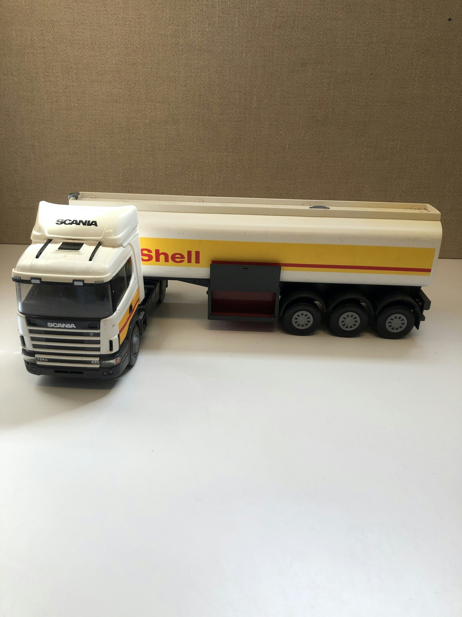 LEKSAKSLASTBIL, plast, "Tankbil Shell", Scania 144G 420, Emek, 19/2000-tal.