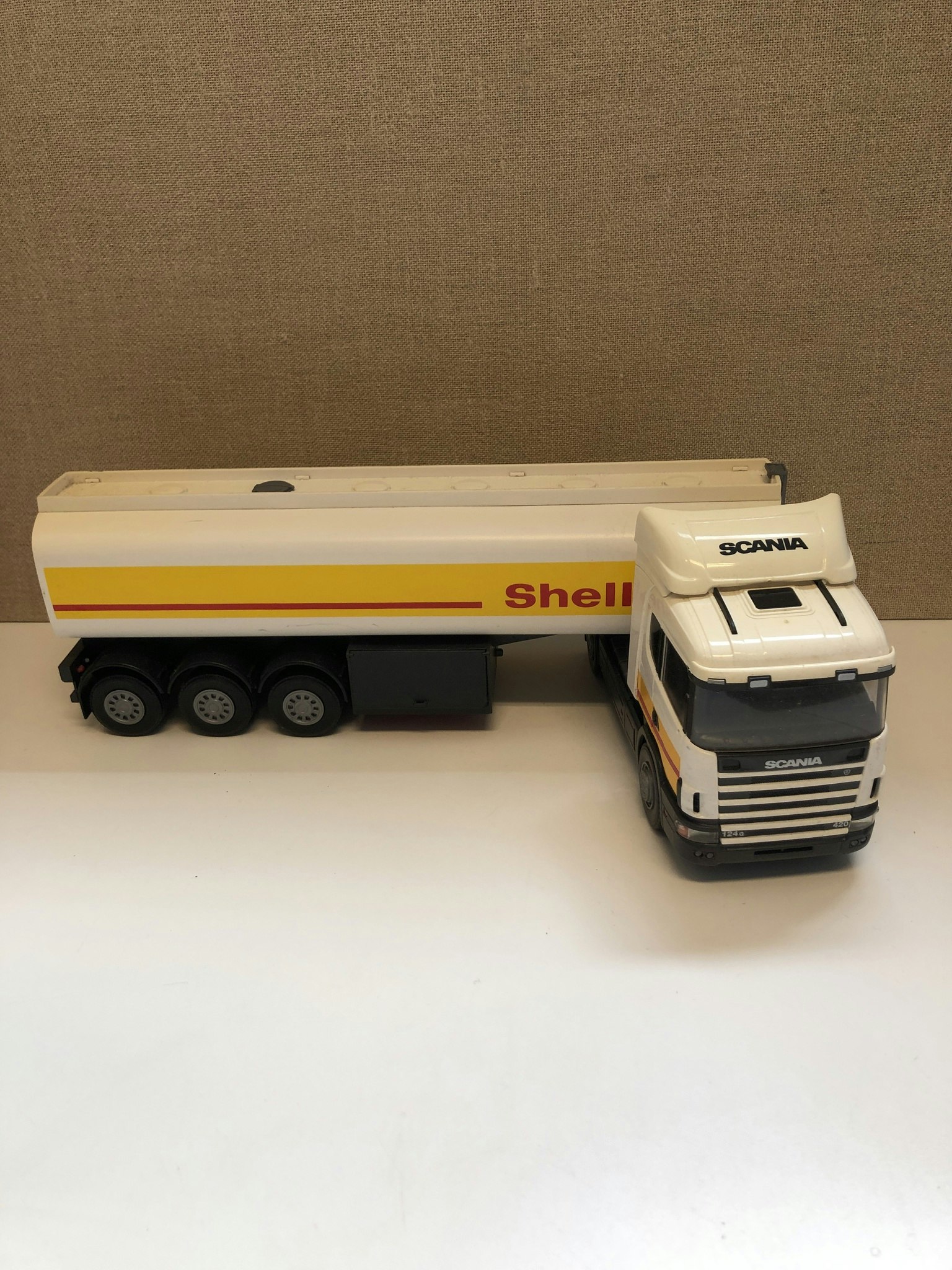 LEKSAKSLASTBIL, plast, "Tankbil Shell", Scania 144G 420, Emek, 19/2000-tal.
