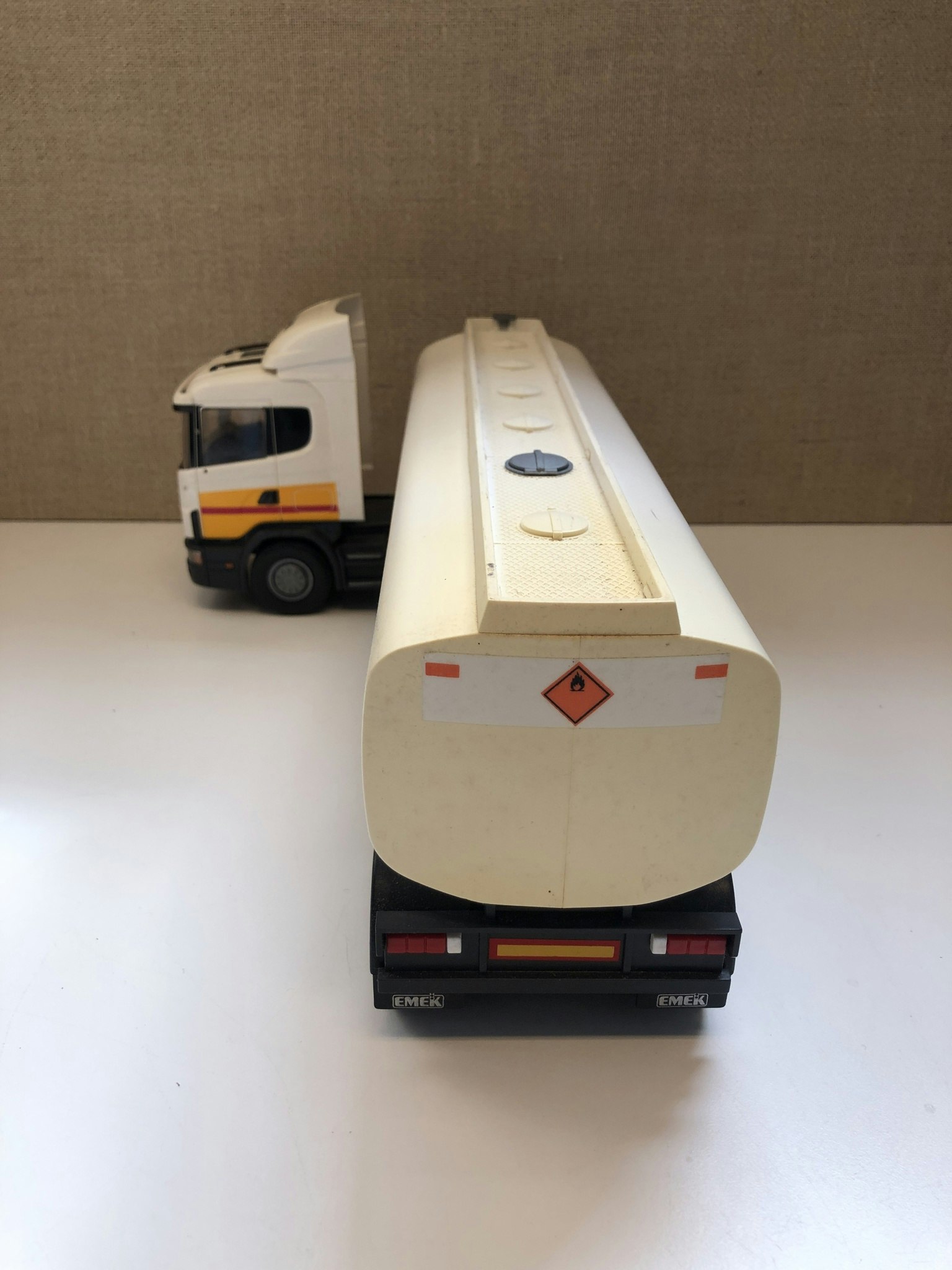 LEKSAKSLASTBIL, plast, "Tankbil Shell", Scania 144G 420, Emek, 19/2000-tal.