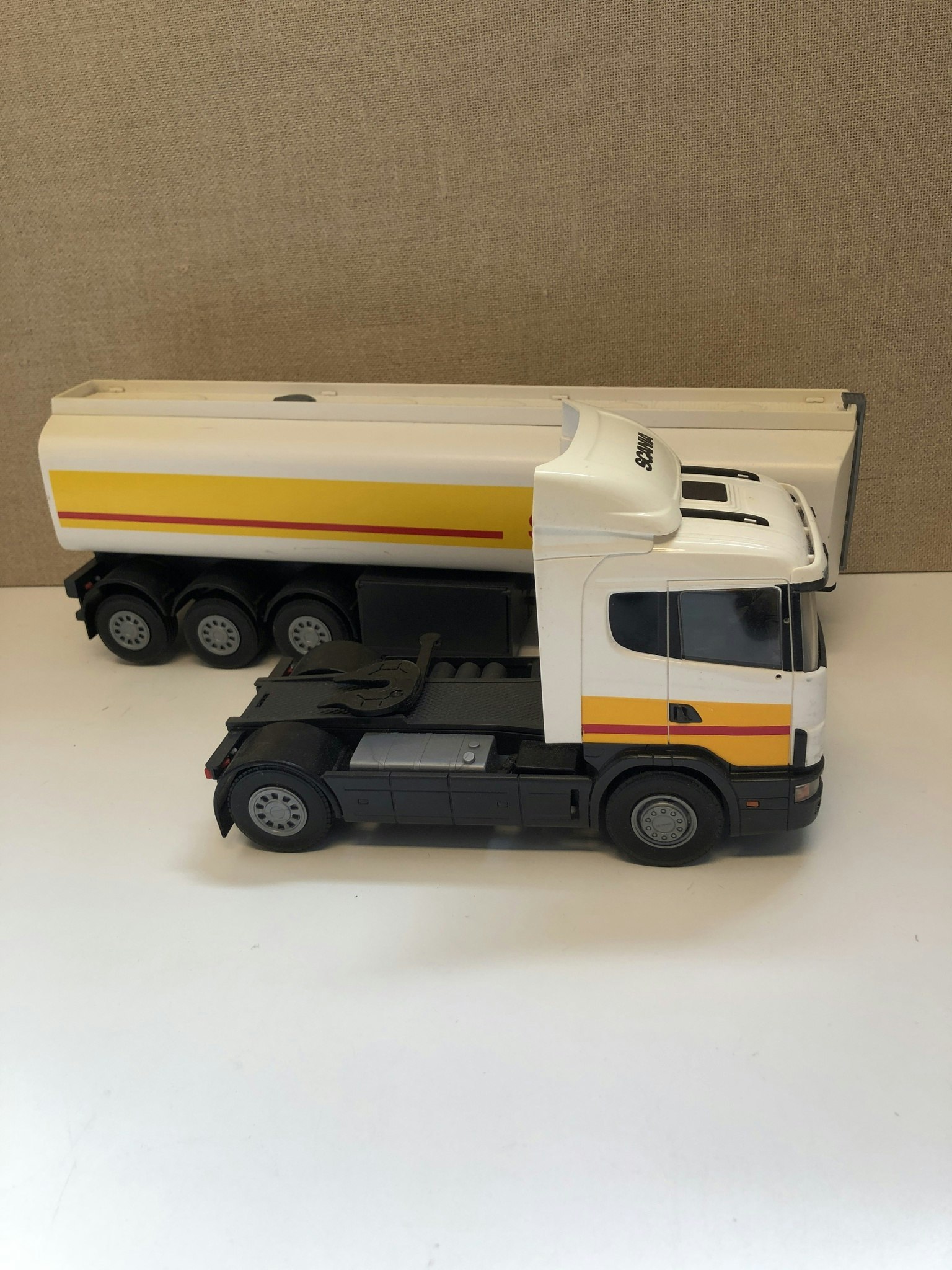 LEKSAKSLASTBIL, plast, "Tankbil Shell", Scania 144G 420, Emek, 19/2000-tal.