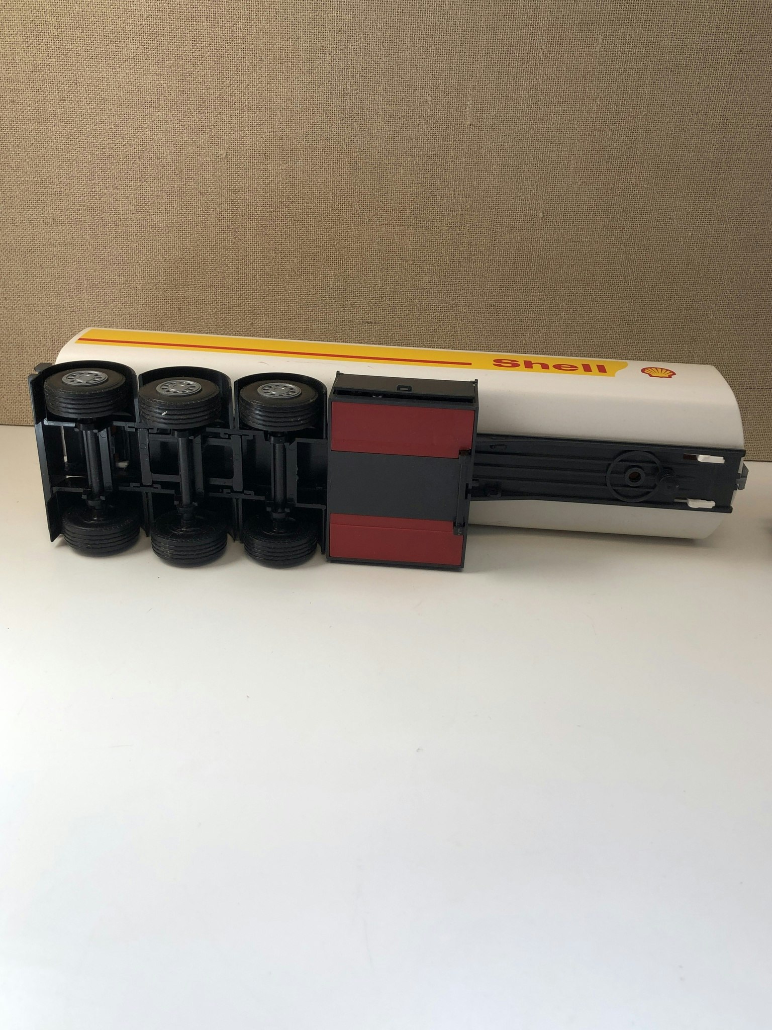 LEKSAKSLASTBIL, plast, "Tankbil Shell", Scania 144G 420, Emek, 19/2000-tal.