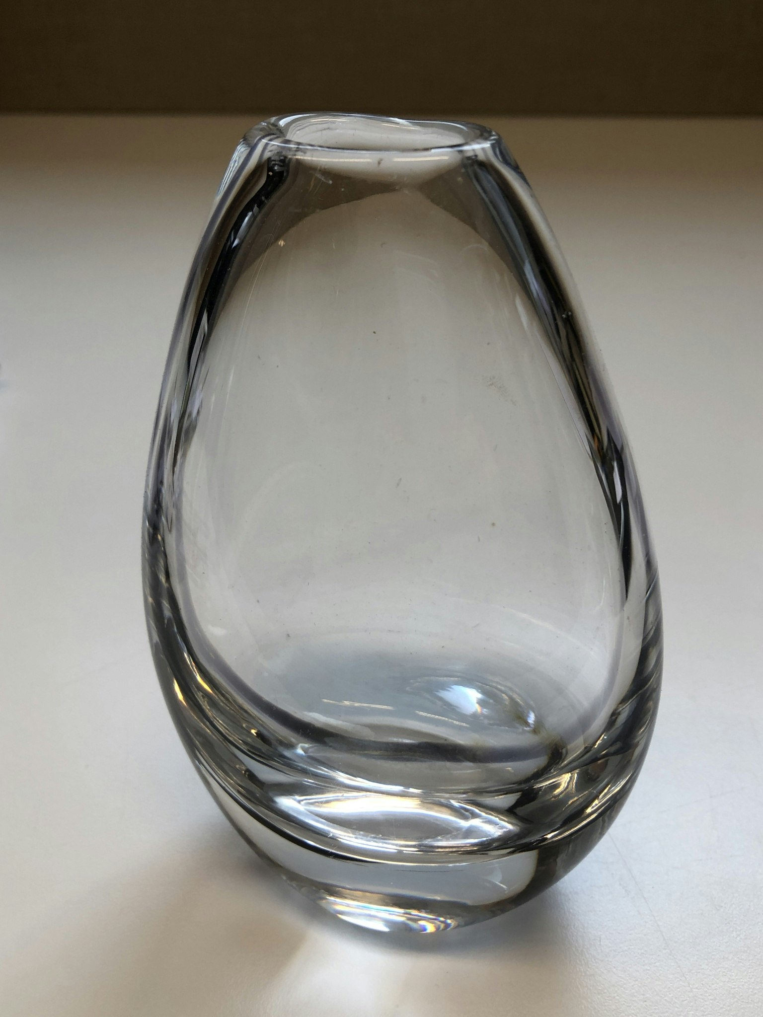 VICKE LINDSTRAND. Vas, glas, Kosta, signerad.