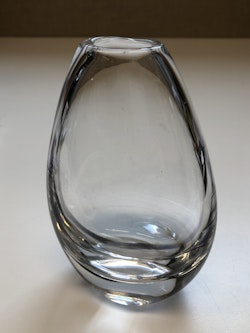 VICKE LINDSTRAND. Vas, glas, Kosta, signerad.