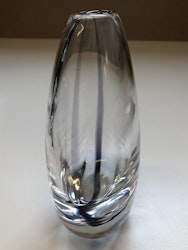 VICKE LINDSTRAND. Vas, glas, Kosta, signerad.