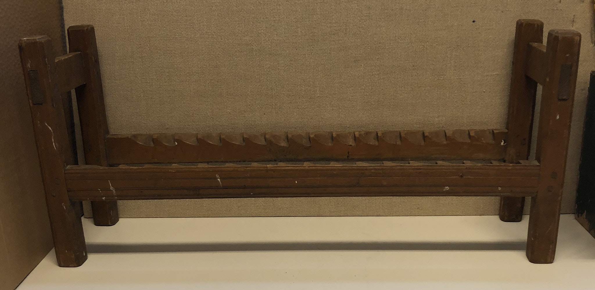 DISKSTÄLL, bemålad furu, 1800-tal.