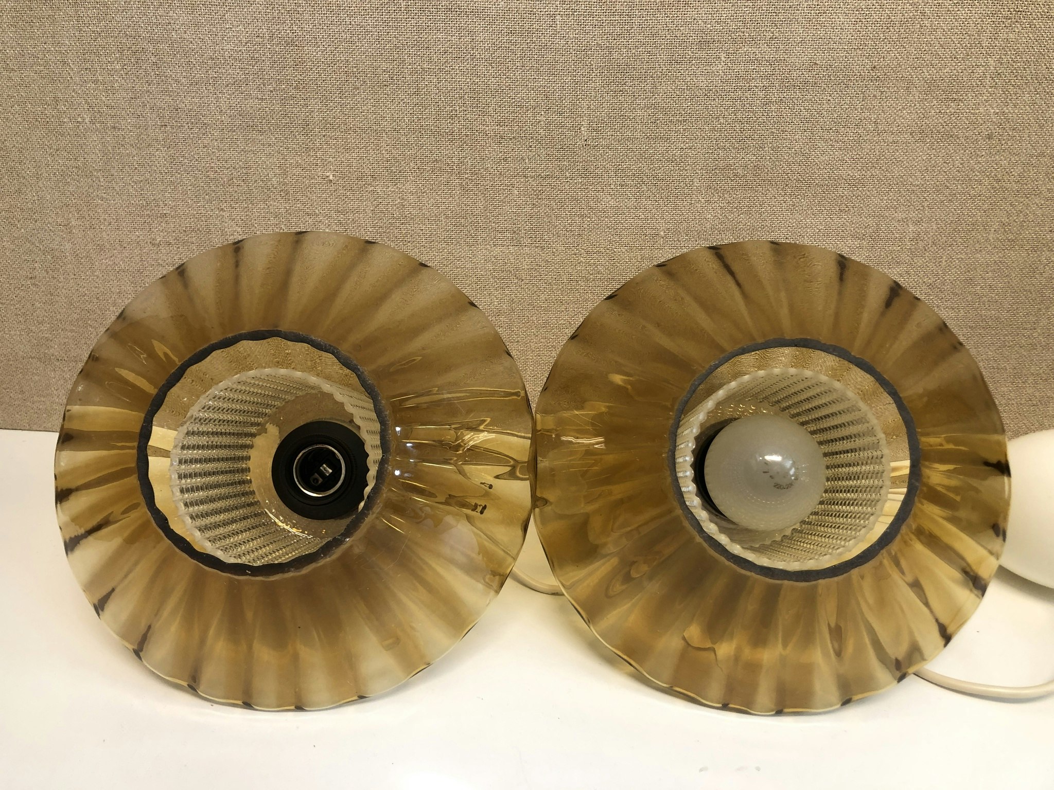 TAKLAMPOR ETT PAR, glas/teak, 1960-tal.