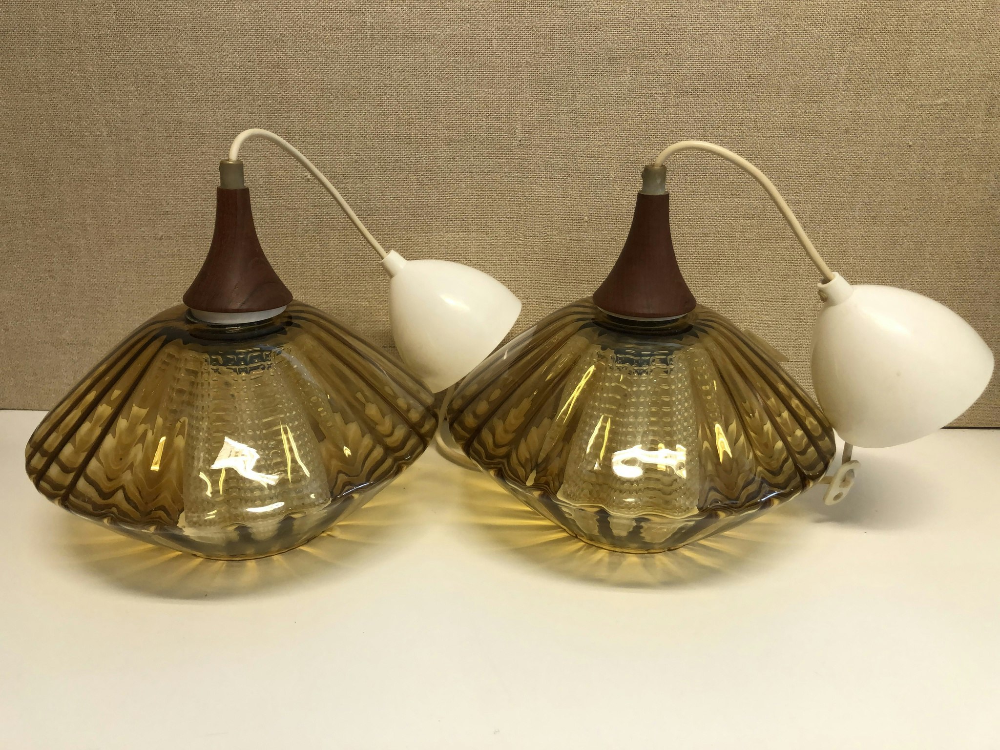 TAKLAMPOR ETT PAR, glas/teak, 1960-tal.