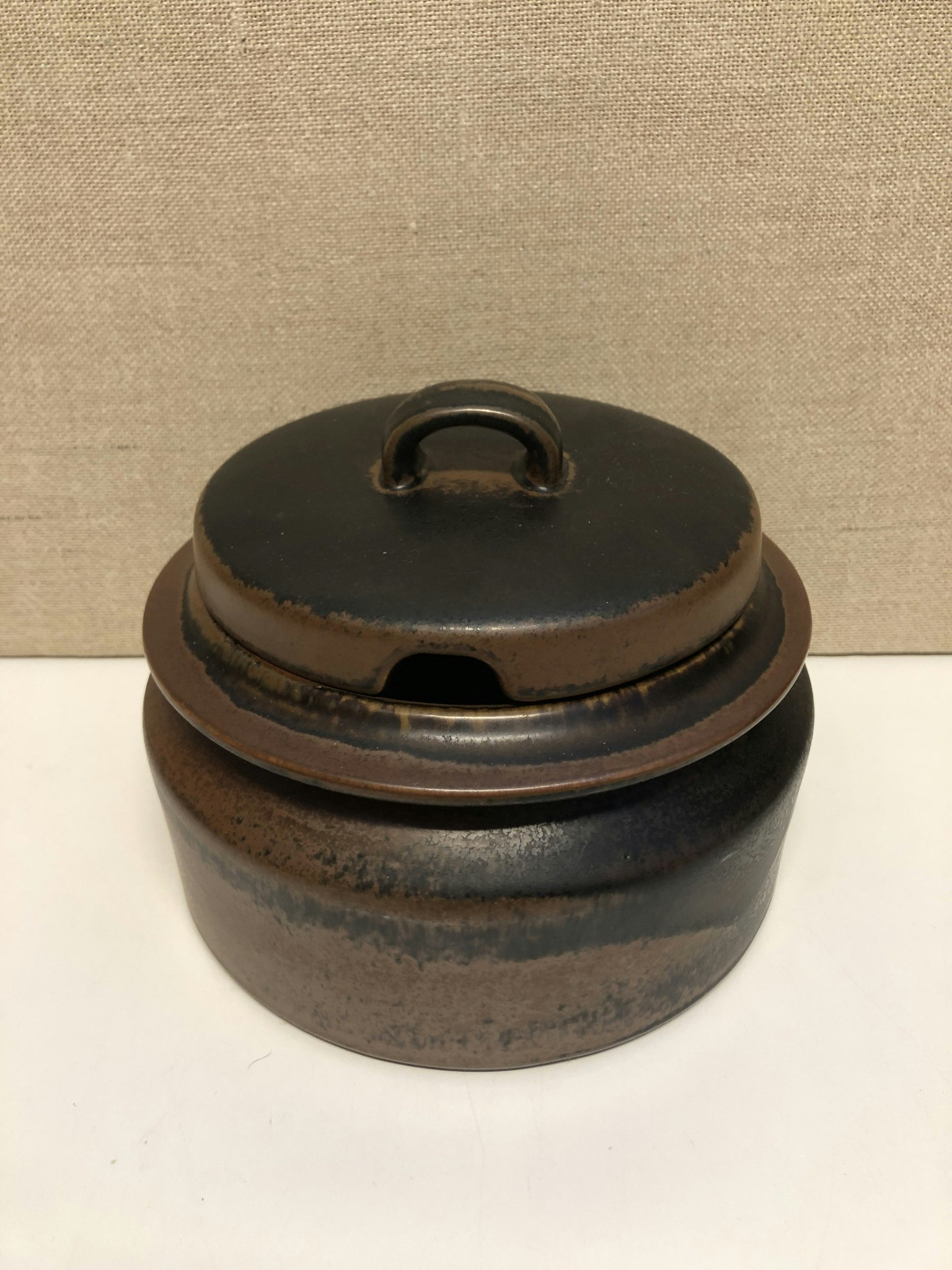 ULLA PROCOPÉ. Karott med lock stengods "Ruska", Arabia.