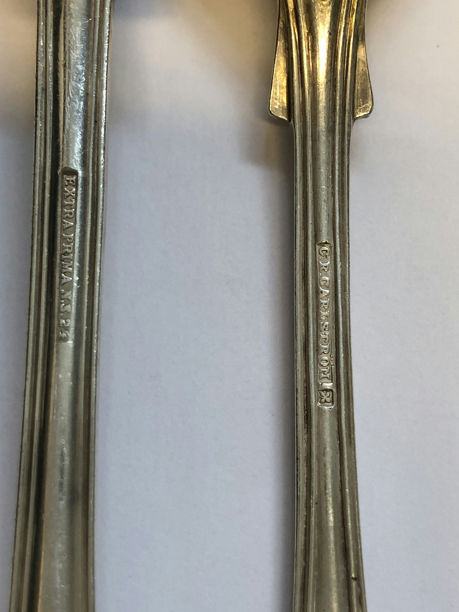 UPPLÄGGNINGSSKEDAR 2 st. nysilver,"Franska Liljan", 1900-tal.