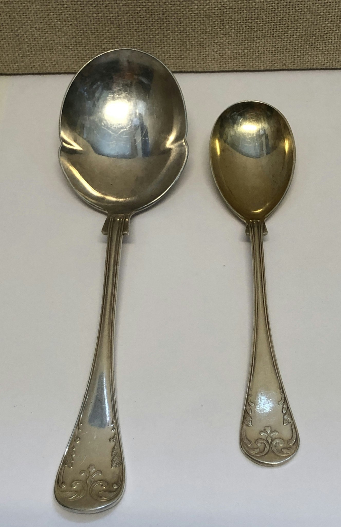 UPPLÄGGNINGSSKEDAR 2 st. nysilver,"Franska Liljan", 1900-tal.