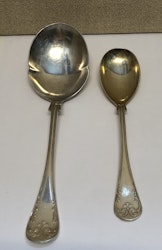 UPPLÄGGNINGSSKEDAR 2 st. nysilver,"Franska Liljan", 1900-tal.