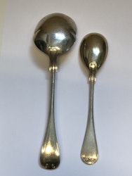 UPPLÄGGNINGSSKEDAR 2 st. nysilver,"Franska Liljan", 1900-tal.