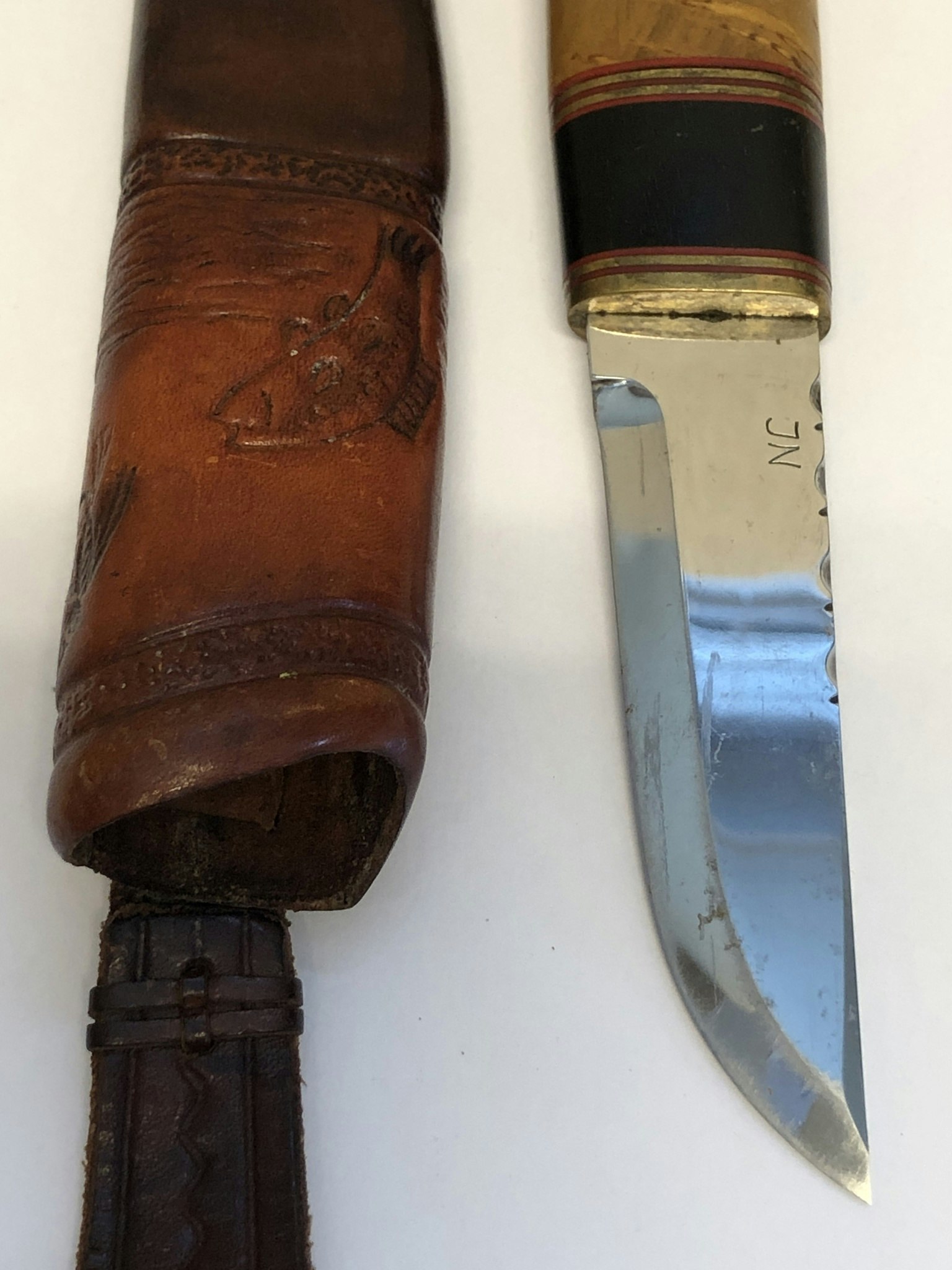 KNIV, björk/stål/läder, monogramsignerad SHL samt Blad av Ingemar Norell.