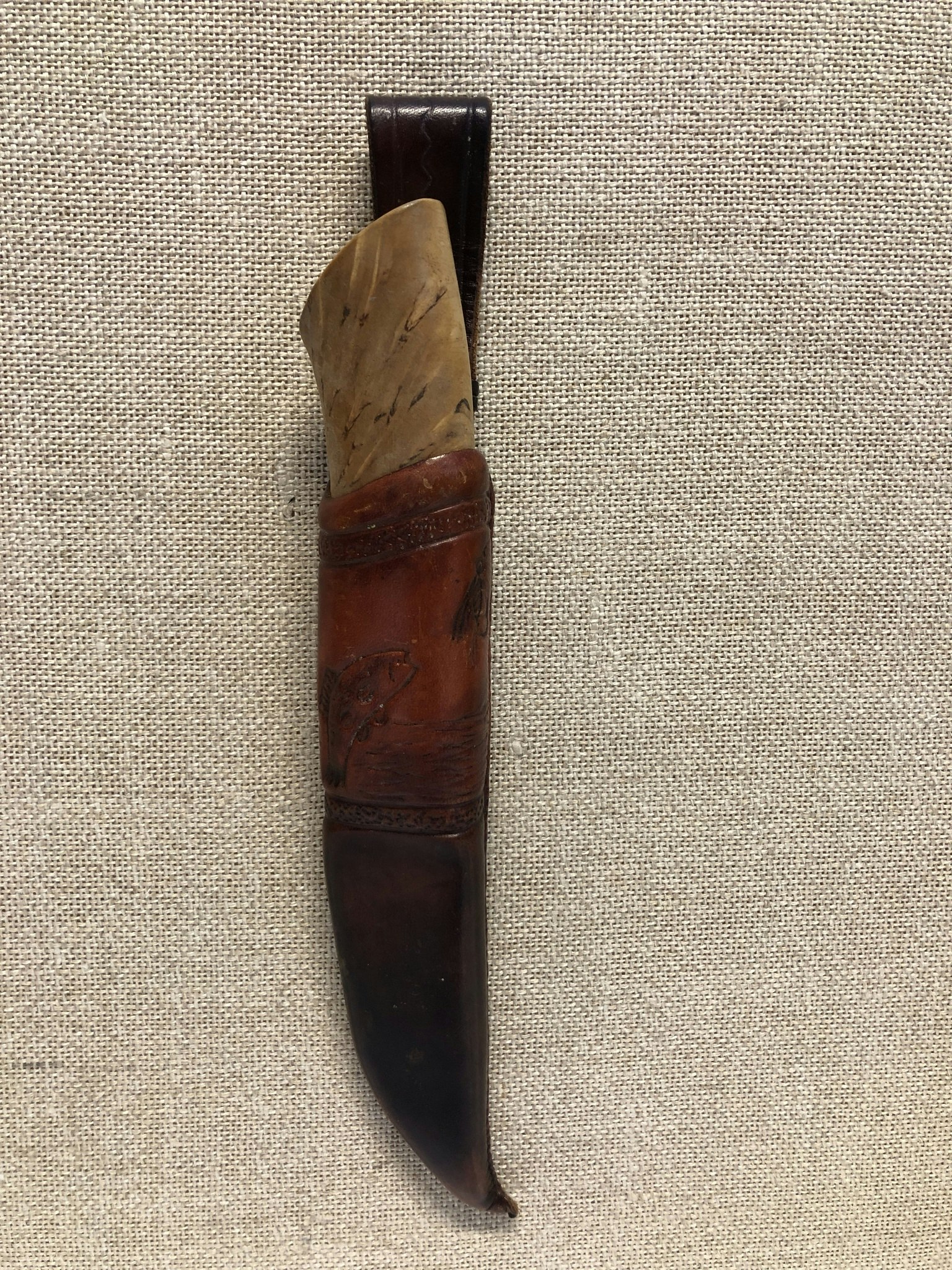 KNIV, björk/stål/läder, monogramsignerad SHL samt Blad av Ingemar Norell.