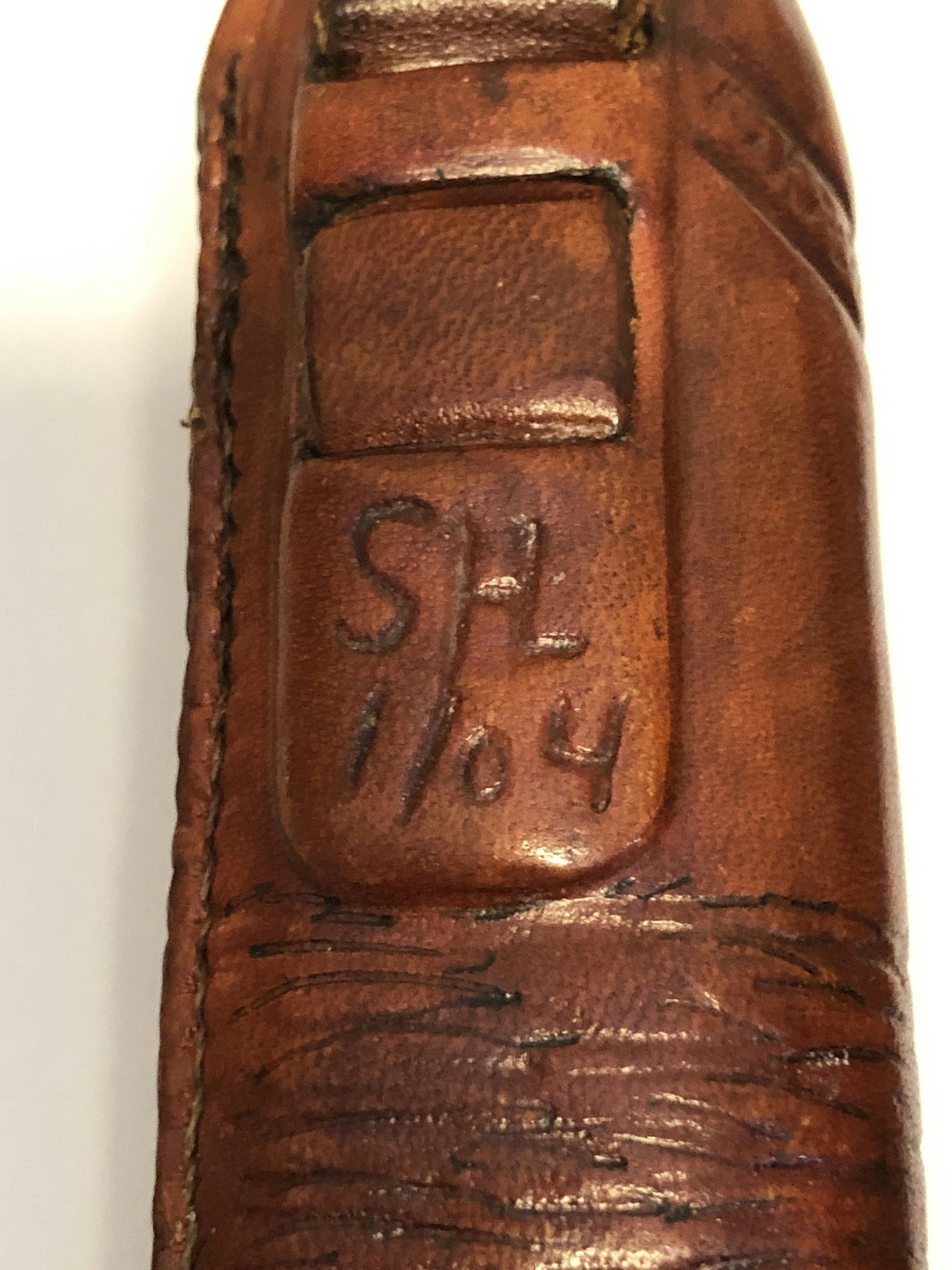 KNIV, björk/stål/läder, monogramsignerad SHL samt Blad av Ingemar Norell.