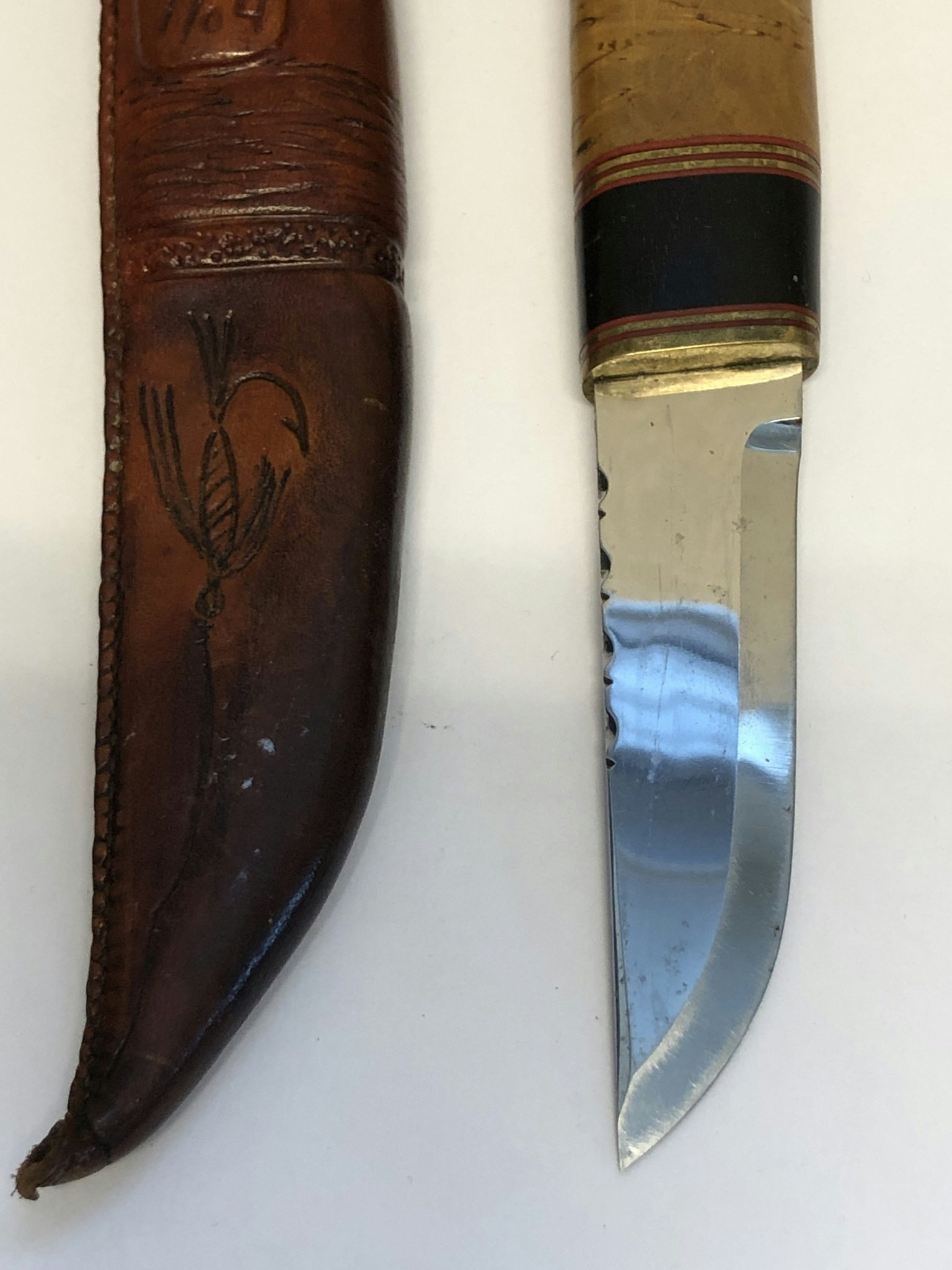 KNIV, björk/stål/läder, monogramsignerad SHL samt Blad av Ingemar Norell.