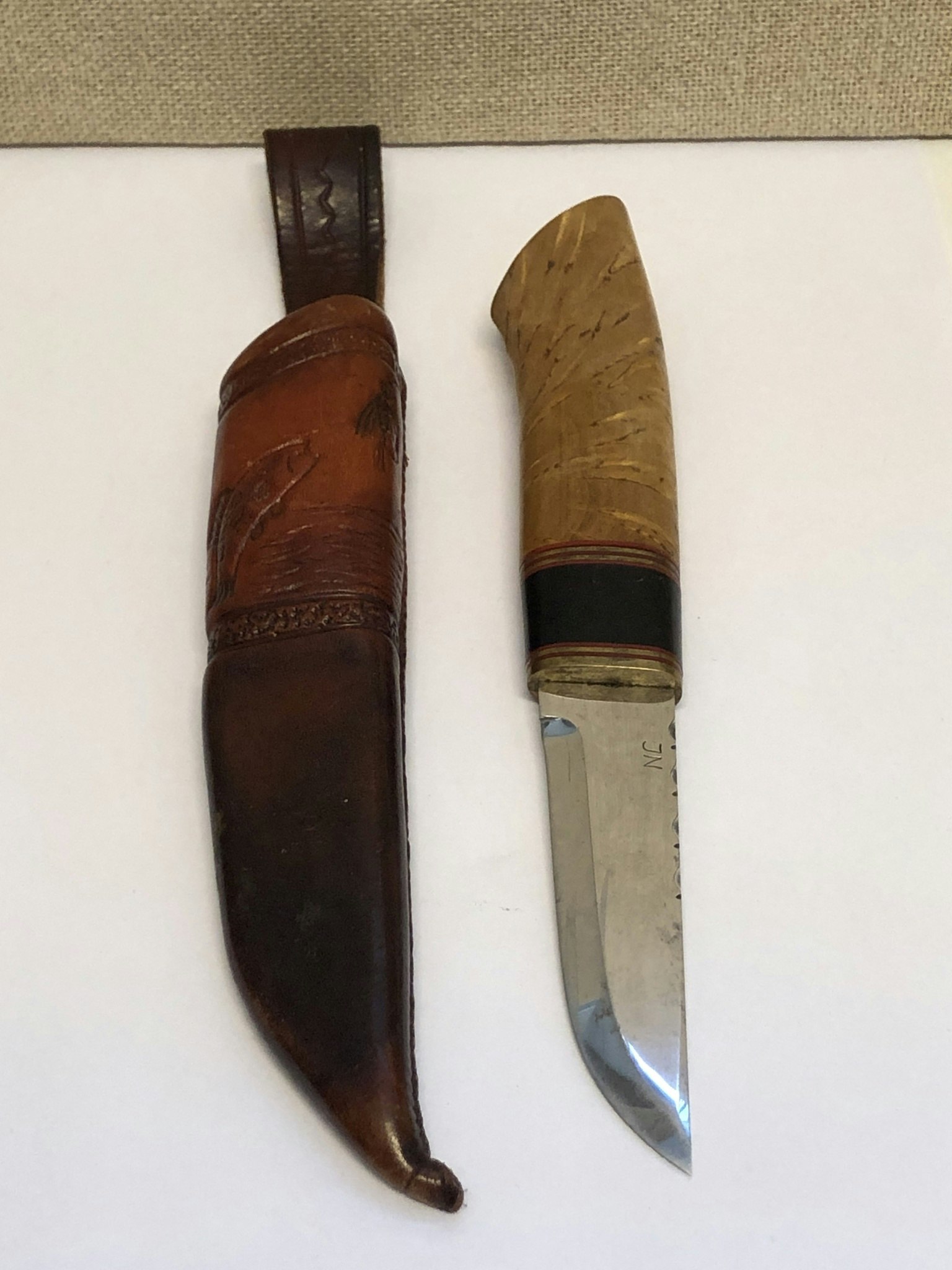 KNIV, björk/stål/läder, monogramsignerad SHL samt Blad av Ingemar Norell.