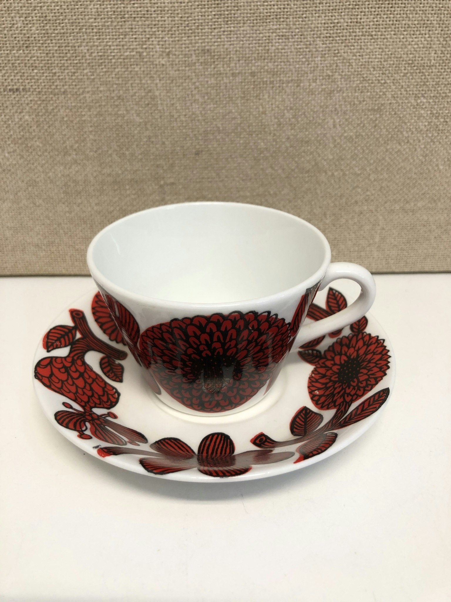 Kopia STIG LINDBERG. Kaffekopp med fat, benporslin, "Röd Aster", Gustavsberg.