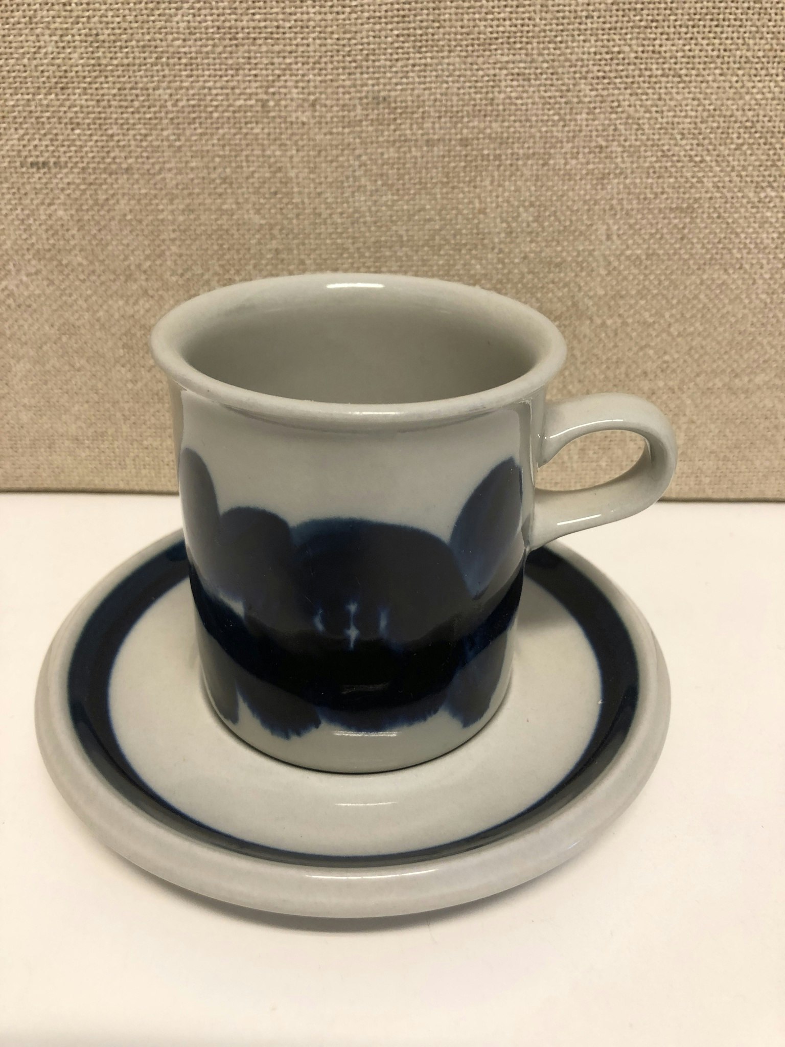 ULLA PROCOPE. Kaffekopp med fat, stengods, "Anemone", Arabia, Finland.